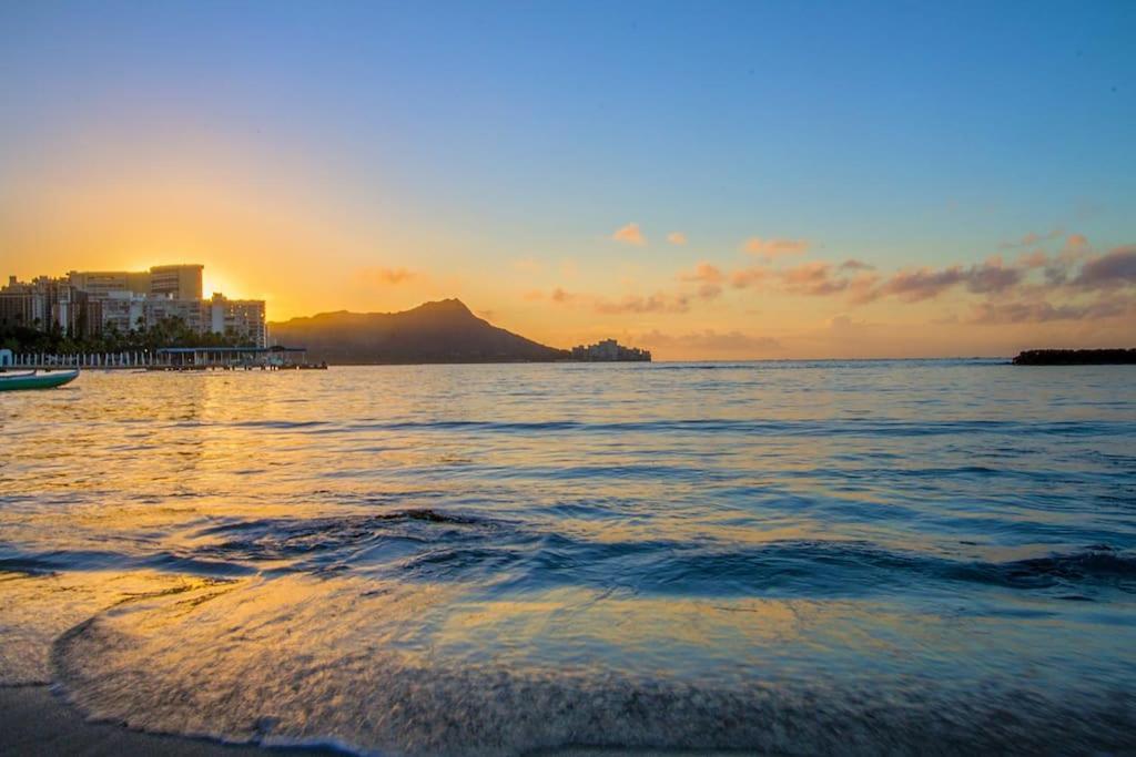 Resort Life At A Low Price- Ilikai Hotel Honolulu Esterno foto